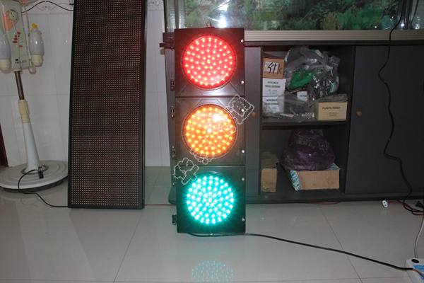 8臺維諦工頻UPS現場高度